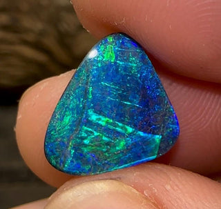Der 6,4 ct schwere, massive Boulder-Opal in Schwarz mit elektrischem Grünblau - Regulär