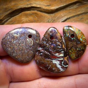 59,1cts - 3 opales de rocher du Queensland percées. Lot de gros EXCEPTIONNEL