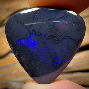 15.4cts - 1/2 price Black Opal from Lightning Ridge