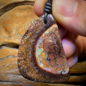 Collier en opale boulder du Queensland, style tribal, percé, 44 x 32 mm