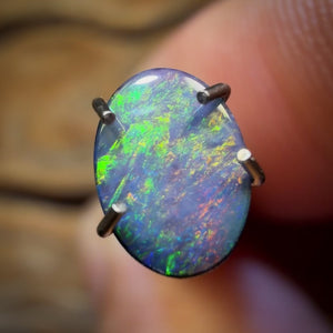 Auktion ohne Mindestpreis, 0,4 ct – Australischer Boulder-Opal-Doublet