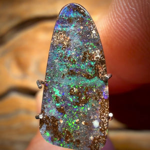 2.4cts - Queensland Boulder Seam Opal. Reef Pattern