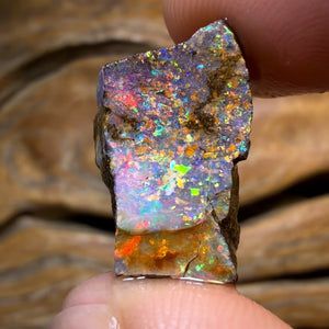 HDW 17.3cts - Queensland Boulder Seam Opal Rough Piece. Natural Split