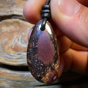 33 x 17 mm – Gebohrte Halskette aus Queensland Boulder Opal (Tribal-Stil)