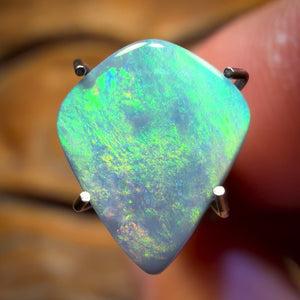 1,5 ct – Dunkler Opal aus Lightning Ridge