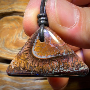 Collier en opale boulder du Queensland, tribale et percée - 40 x 24 mm