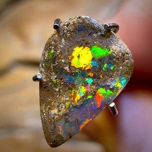 Auction Fall-Through = Your Gain! 🔥 Now More Than 50% Off RRP 🚨 1.75cts - Electric Fire Queensland Boulder Seam Opal