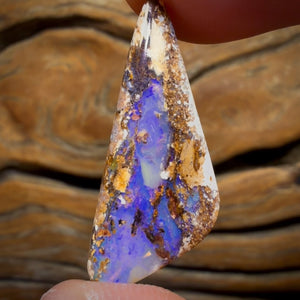 Opale boulder australienne massive de 10,8 carats. Double face.