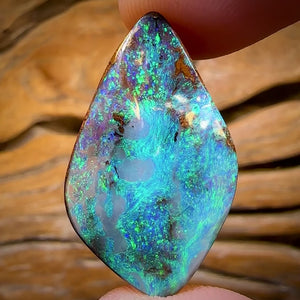 29.9cts - “Reef and Rocks” Gem Queensland Boulder Seam Opal. Reef Pattern!