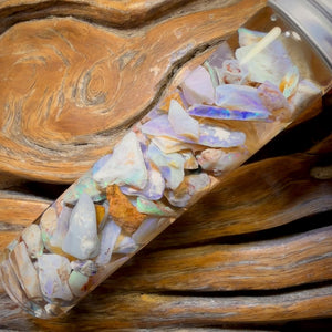 111,2 ct – Opalfläschchen aus Lightning Ridge