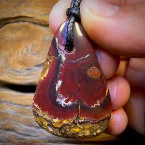 Pendentif en opale boulder percée (47 x 31 mm) avec cordon végan écologique.