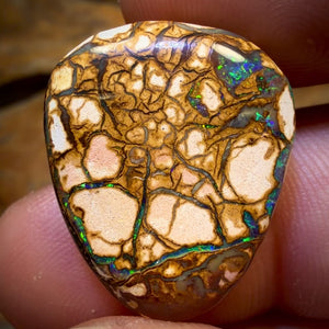 20,8 ct – Yowah-Nussopal. Weißes Porzellan mit Stammesmuster.