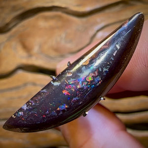 12,9 carats - Opale Boulder du Queensland, rouge feu sur pierre de fer foncée