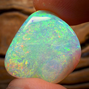 12,4 ct – Kristallopal aus Lightning Ridge der Spitzenklasse. Von Hand mit dem Dremel bearbeitet!