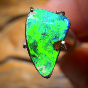 1.6cts - Green Broad Flash Full Face Australian Boulder Seam Opal