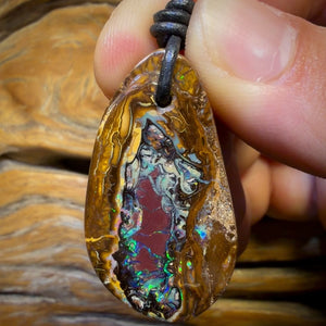 Collier en opale boulder du Queensland, style tribal, 38 x 21 mm