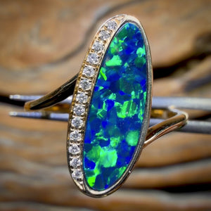 14 Karat Gold – Queensland Boulder Opal Doublet Ring, bestes elektrisches Blaugrün mit Diamanten