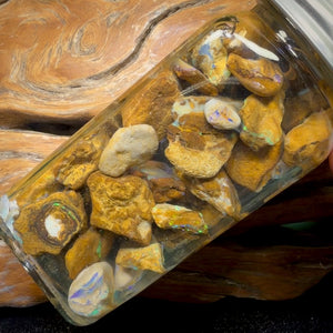 616,5 ct – Glas mit Yowah-Nussopal-Rohsteinen und fossilem Opal