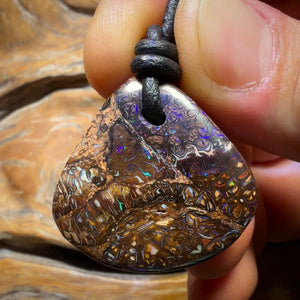 27 x 29mm - Gebohrte Tribal Queensland Boulder Opal Halskette