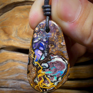 38 x 22 mm – Gebohrte Stammes-Opal-Halskette aus Queensland-Boulderopal