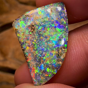 18.8cts - GEM Queensland Boulder Seam Opal. MULTICOLOURS! Banger