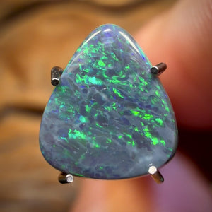 Opale noire Lightning Ridge de 1,2 ct