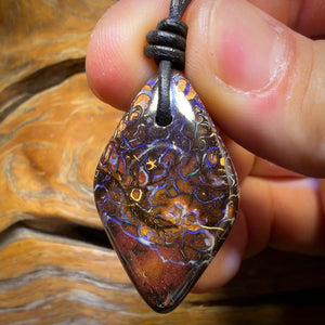 36 x 21mm - Gebohrte Tribal Queensland Boulder Opal Halskette. Doppelseitig