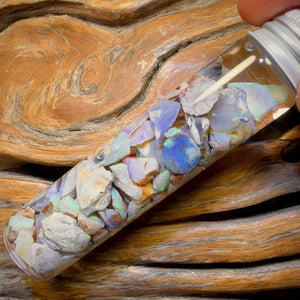 111,3 ct – Opalfläschchen aus Lightning Ridge