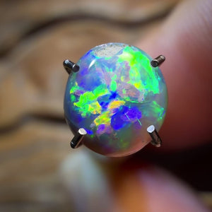 Auktion Nr. 0,9 Karat – Dunkler Opal aus Lightning Ridge