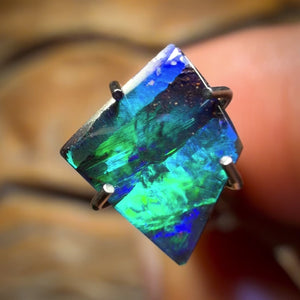 0.8cts - Top Top Striation / Harlequin Australian Boulder Seam Opal from Queensland