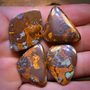 🔒 85,1 cts - « Famille » 4 opales boulder australiennes. Lot de 4 opales boulder australiennes à moitié prix. Prix de gros pour revendeurs.