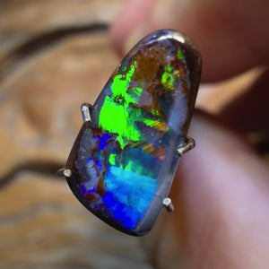 2,1 Karat – Queensland Boulder-Opal aus Yowah. Metallische Farbe