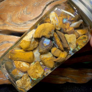 640 Karat – Glas mit Yowah-Nussopal-Rohmaterial und fossilem Opal