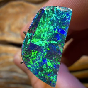 11.1cts - Top Electric Colour Top Full Face Pattern Queensland Boulder Seam Opal