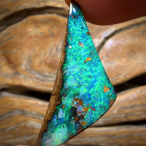18.4cts - Top Reef Pattern Queensland Boulder Seam Opal