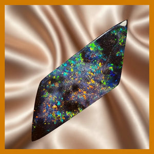 Set in Stein 10.9cts – Top Australischer Boulder Seam Opal