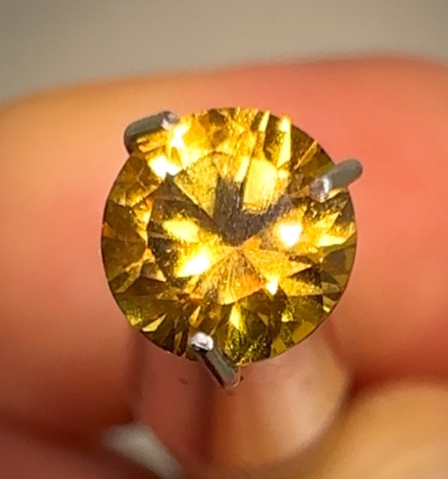 0.70ct GOLDEN ORANGE Sapphire Gemstone